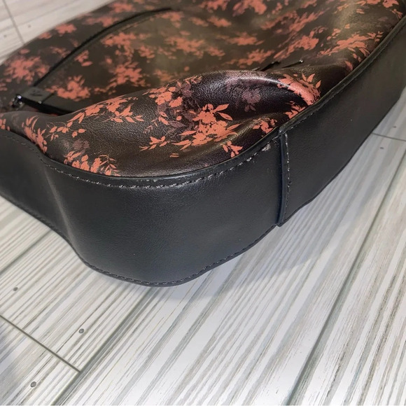 Simply Vera Remsen Crossbody Bag - Picture 10 of 13